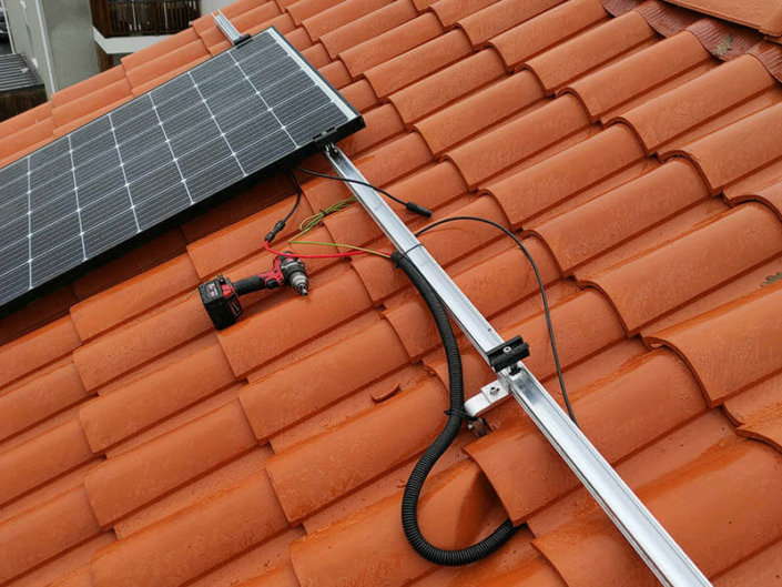 Installation et pose de panneau photovoltaïque solaire sur toiture en tuiles à Bouguenais en Loire-Atlantique (44) - ARS Énergie - Modules photovoltaïques, panneaux solaires, énergies solaires, centrales, réparation, maintenance, installation, pose,...