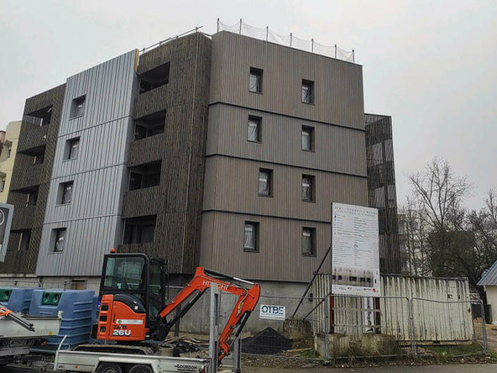 Installation et pose de panneaux solaires en autoconsommation pour un immeuble collectif, résidence de syndic de copropriété à Nantes en Loire-Atlantique (44) - ARS Énergie - Modules photovoltaïques pour professionnels, panneaux solaires, énergies solaires, centrales, réparation, maintenance, installation, pose,...