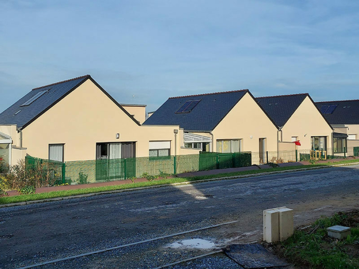 Installation et pose de panneaux solaires en autoconsommation sur toiture ardoise pour des résidences de collectivités en Vendée (85) - ARS Énergie - Photovoltaïque pour les entreprises, panneaux solaires, énergies solaires, centrales, réparation, maintenance, installation, pose,...