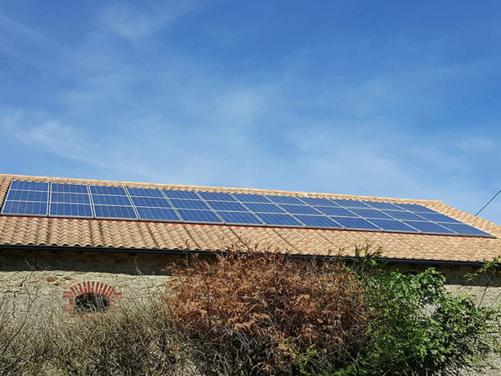 réparation de panneau solaire en surimposition sur toiture en tuile - ARS Énergie - Modules photovoltaïques pour professionnels, panneaux solaires, énergies solaires, centrales, réparation, maintenance, installation, pose,...