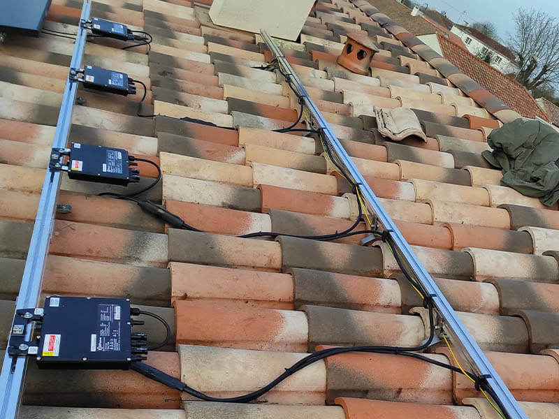 Installer des panneaux solaires sur une toiture en tuiles ?